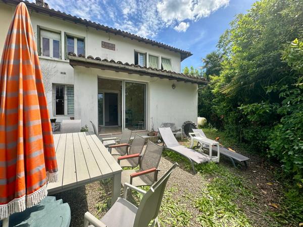 Maison mitoyenne d’un côté de 117m², idéalement située au cœur de la ville d’Eauze.