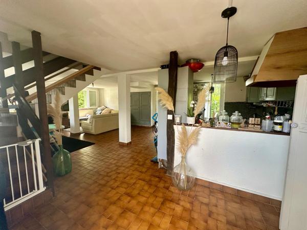 Maison mitoyenne d’un côté de 117m², idéalement située au cœur de la ville d’Eauze.