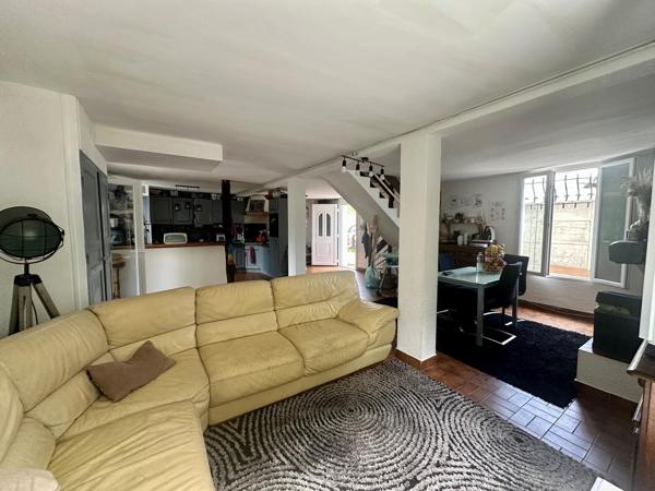 Maison mitoyenne d’un côté de 117m², idéalement située au cœur de la ville d’Eauze.