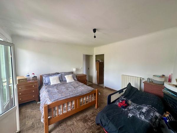 Maison mitoyenne d’un côté de 117m², idéalement située au cœur de la ville d’Eauze.