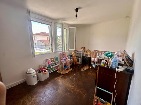 Maison mitoyenne d’un côté de 117m², idéalement située au cœur de la ville d’Eauze.