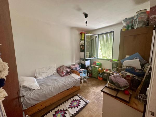 Maison mitoyenne d’un côté de 117m², idéalement située au cœur de la ville d’Eauze.