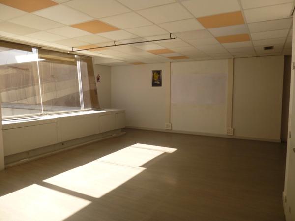 600 m2 de bureaux avec parking à vendre à Cergy au prix de 650000 euros