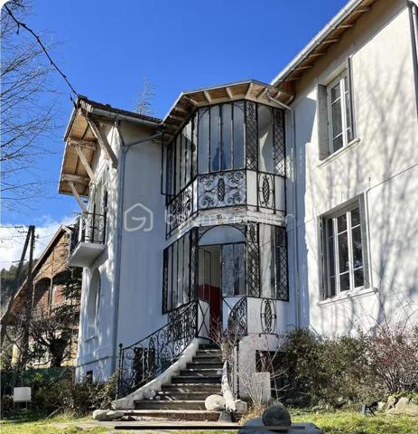 Sur un terrain boisé de 3000 mètres, sans vis-à-vis, cette maison de 1901 se dresse dans la partie haute, avec une magnifique verrière d'époque sur les deux étages, véritable poumon lumineux de la maison.
L'entrée se fait dans la verrière et dès ce moment vous êtes saisi par l'ambiance chaleureuse de cette maison, grâce à une alliance parfaite entre l'ancien et le moderne.
La salle à manger arrive ensuite au centre de la maison avec son joli carrelage d'origine en carreaux de ciment dans les tons de bleu. Les autres pièces du rez-de-chaussée s'articulent autour de cette pièce de vie :
A sa gauche, avec une jolie fenêtre arrondie, une belle pièce, salon lecture et TV qui peut être transformée en chambre.
Juste derrière, un espace WC séparé, puis salle de douche, et ensuite la grande cuisine refaite récemment et très fonctionnelle. Elle ouvre sur l'arrière de la maison pour accéder à la terrasse ombragée.
A droite de la salle à manger, avec une grande ouverture, un salon traversant qui totalise toute la partie droite de la maison au rez-de-chaussée. Ses deux fenêtres, son joli plancher et sa cheminée en font un endroit idéal pour s'installer avec ses amis autour d'un apéritif.
Nous passons maintenant à l'étage, l'escalier nous amène à l'entrée d'une grande pièce centrale au plancher blanc qui dessert, une salle lumineuse dans la véranda, 4 grandes chambres, une salle de bain et des WC séparés.
Au dessus des combles non aménagés.
Au sous sol, un espace de 100 m2, comprenant chaufferie, grande lingerie et cave à vins.
Sur la partie basse du terrain un portail pour accéder en voiture et un garage double.
L'ensemble est chauffé de façon économique et éco-responsable par une pompe à chaleur.
Le DPE est en D et les fenêtres en PVC sont en double vitrage.
La taxe foncière est de 3000€/an.
Un ensemble immobilier incroyable qualifié souvent de "château" et qui est une Maison de Maître du siècle dernier !