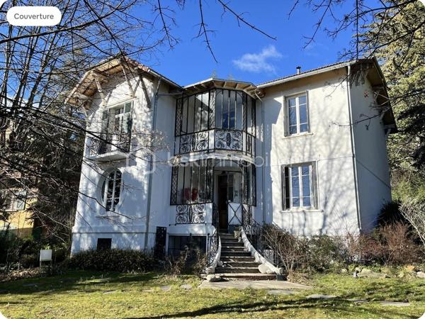 Sur un terrain boisé de 3000 mètres, sans vis-à-vis, cette maison de 1901 se dresse dans la partie haute, avec une magnifique verrière d'époque sur les deux étages, véritable poumon lumineux de la maison.
L'entrée se fait dans la verrière et dès ce moment vous êtes saisi par l'ambiance chaleureuse de cette maison, grâce à une alliance parfaite entre l'ancien et le moderne.
La salle à manger arrive ensuite au centre de la maison avec son joli carrelage d'origine en carreaux de ciment dans les tons de bleu. Les autres pièces du rez-de-chaussée s'articulent autour de cette pièce de vie :
A sa gauche, avec une jolie fenêtre arrondie, une belle pièce, salon lecture et TV qui peut être transformée en chambre.
Juste derrière, un espace WC séparé, puis salle de douche, et ensuite la grande cuisine refaite récemment et très fonctionnelle. Elle ouvre sur l'arrière de la maison pour accéder à la terrasse ombragée.
A droite de la salle à manger, avec une grande ouverture, un salon traversant qui totalise toute la partie droite de la maison au rez-de-chaussée. Ses deux fenêtres, son joli plancher et sa cheminée en font un endroit idéal pour s'installer avec ses amis autour d'un apéritif.
Nous passons maintenant à l'étage, l'escalier nous amène à l'entrée d'une grande pièce centrale au plancher blanc qui dessert, une salle lumineuse dans la véranda, 4 grandes chambres, une salle de bain et des WC séparés.
Au dessus des combles non aménagés.
Au sous sol, un espace de 100 m2, comprenant chaufferie, grande lingerie et cave à vins.
Sur la partie basse du terrain un portail pour accéder en voiture et un garage double.
L'ensemble est chauffé de façon économique et éco-responsable par une pompe à chaleur.
Le DPE est en D et les fenêtres en PVC sont en double vitrage.
La taxe foncière est de 3000€/an.
Un ensemble immobilier incroyable qualifié souvent de "château" et qui est une Maison de Maître du siècle dernier !