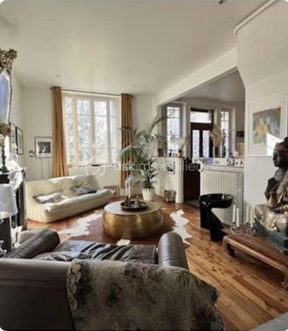Sur un terrain boisé de 3000 mètres, sans vis-à-vis, cette maison de 1901 se dresse dans la partie haute, avec une magnifique verrière d'époque sur les deux étages, véritable poumon lumineux de la maison.
L'entrée se fait dans la verrière et dès ce moment vous êtes saisi par l'ambiance chaleureuse de cette maison, grâce à une alliance parfaite entre l'ancien et le moderne.
La salle à manger arrive ensuite au centre de la maison avec son joli carrelage d'origine en carreaux de ciment dans les tons de bleu. Les autres pièces du rez-de-chaussée s'articulent autour de cette pièce de vie :
A sa gauche, avec une jolie fenêtre arrondie, une belle pièce, salon lecture et TV qui peut être transformée en chambre.
Juste derrière, un espace WC séparé, puis salle de douche, et ensuite la grande cuisine refaite récemment et très fonctionnelle. Elle ouvre sur l'arrière de la maison pour accéder à la terrasse ombragée.
A droite de la salle à manger, avec une grande ouverture, un salon traversant qui totalise toute la partie droite de la maison au rez-de-chaussée. Ses deux fenêtres, son joli plancher et sa cheminée en font un endroit idéal pour s'installer avec ses amis autour d'un apéritif.
Nous passons maintenant à l'étage, l'escalier nous amène à l'entrée d'une grande pièce centrale au plancher blanc qui dessert, une salle lumineuse dans la véranda, 4 grandes chambres, une salle de bain et des WC séparés.
Au dessus des combles non aménagés.
Au sous sol, un espace de 100 m2, comprenant chaufferie, grande lingerie et cave à vins.
Sur la partie basse du terrain un portail pour accéder en voiture et un garage double.
L'ensemble est chauffé de façon économique et éco-responsable par une pompe à chaleur.
Le DPE est en D et les fenêtres en PVC sont en double vitrage.
La taxe foncière est de 3000€/an.
Un ensemble immobilier incroyable qualifié souvent de "château" et qui est une Maison de Maître du siècle dernier !