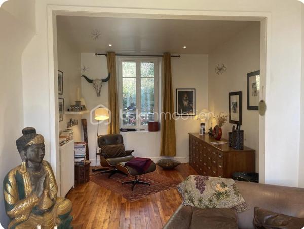Sur un terrain boisé de 3000 mètres, sans vis-à-vis, cette maison de 1901 se dresse dans la partie haute, avec une magnifique verrière d'époque sur les deux étages, véritable poumon lumineux de la maison.
L'entrée se fait dans la verrière et dès ce moment vous êtes saisi par l'ambiance chaleureuse de cette maison, grâce à une alliance parfaite entre l'ancien et le moderne.
La salle à manger arrive ensuite au centre de la maison avec son joli carrelage d'origine en carreaux de ciment dans les tons de bleu. Les autres pièces du rez-de-chaussée s'articulent autour de cette pièce de vie :
A sa gauche, avec une jolie fenêtre arrondie, une belle pièce, salon lecture et TV qui peut être transformée en chambre.
Juste derrière, un espace WC séparé, puis salle de douche, et ensuite la grande cuisine refaite récemment et très fonctionnelle. Elle ouvre sur l'arrière de la maison pour accéder à la terrasse ombragée.
A droite de la salle à manger, avec une grande ouverture, un salon traversant qui totalise toute la partie droite de la maison au rez-de-chaussée. Ses deux fenêtres, son joli plancher et sa cheminée en font un endroit idéal pour s'installer avec ses amis autour d'un apéritif.
Nous passons maintenant à l'étage, l'escalier nous amène à l'entrée d'une grande pièce centrale au plancher blanc qui dessert, une salle lumineuse dans la véranda, 4 grandes chambres, une salle de bain et des WC séparés.
Au dessus des combles non aménagés.
Au sous sol, un espace de 100 m2, comprenant chaufferie, grande lingerie et cave à vins.
Sur la partie basse du terrain un portail pour accéder en voiture et un garage double.
L'ensemble est chauffé de façon économique et éco-responsable par une pompe à chaleur.
Le DPE est en D et les fenêtres en PVC sont en double vitrage.
La taxe foncière est de 3000€/an.
Un ensemble immobilier incroyable qualifié souvent de "château" et qui est une Maison de Maître du siècle dernier !
