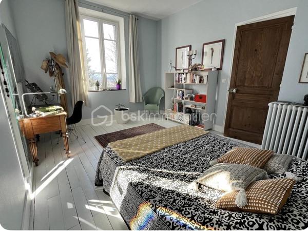 Sur un terrain boisé de 3000 mètres, sans vis-à-vis, cette maison de 1901 se dresse dans la partie haute, avec une magnifique verrière d'époque sur les deux étages, véritable poumon lumineux de la maison.
L'entrée se fait dans la verrière et dès ce moment vous êtes saisi par l'ambiance chaleureuse de cette maison, grâce à une alliance parfaite entre l'ancien et le moderne.
La salle à manger arrive ensuite au centre de la maison avec son joli carrelage d'origine en carreaux de ciment dans les tons de bleu. Les autres pièces du rez-de-chaussée s'articulent autour de cette pièce de vie :
A sa gauche, avec une jolie fenêtre arrondie, une belle pièce, salon lecture et TV qui peut être transformée en chambre.
Juste derrière, un espace WC séparé, puis salle de douche, et ensuite la grande cuisine refaite récemment et très fonctionnelle. Elle ouvre sur l'arrière de la maison pour accéder à la terrasse ombragée.
A droite de la salle à manger, avec une grande ouverture, un salon traversant qui totalise toute la partie droite de la maison au rez-de-chaussée. Ses deux fenêtres, son joli plancher et sa cheminée en font un endroit idéal pour s'installer avec ses amis autour d'un apéritif.
Nous passons maintenant à l'étage, l'escalier nous amène à l'entrée d'une grande pièce centrale au plancher blanc qui dessert, une salle lumineuse dans la véranda, 4 grandes chambres, une salle de bain et des WC séparés.
Au dessus des combles non aménagés.
Au sous sol, un espace de 100 m2, comprenant chaufferie, grande lingerie et cave à vins.
Sur la partie basse du terrain un portail pour accéder en voiture et un garage double.
L'ensemble est chauffé de façon économique et éco-responsable par une pompe à chaleur.
Le DPE est en D et les fenêtres en PVC sont en double vitrage.
La taxe foncière est de 3000€/an.
Un ensemble immobilier incroyable qualifié souvent de "château" et qui est une Maison de Maître du siècle dernier !