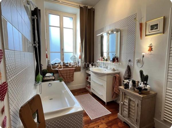 Sur un terrain boisé de 3000 mètres, sans vis-à-vis, cette maison de 1901 se dresse dans la partie haute, avec une magnifique verrière d'époque sur les deux étages, véritable poumon lumineux de la maison.
L'entrée se fait dans la verrière et dès ce moment vous êtes saisi par l'ambiance chaleureuse de cette maison, grâce à une alliance parfaite entre l'ancien et le moderne.
La salle à manger arrive ensuite au centre de la maison avec son joli carrelage d'origine en carreaux de ciment dans les tons de bleu. Les autres pièces du rez-de-chaussée s'articulent autour de cette pièce de vie :
A sa gauche, avec une jolie fenêtre arrondie, une belle pièce, salon lecture et TV qui peut être transformée en chambre.
Juste derrière, un espace WC séparé, puis salle de douche, et ensuite la grande cuisine refaite récemment et très fonctionnelle. Elle ouvre sur l'arrière de la maison pour accéder à la terrasse ombragée.
A droite de la salle à manger, avec une grande ouverture, un salon traversant qui totalise toute la partie droite de la maison au rez-de-chaussée. Ses deux fenêtres, son joli plancher et sa cheminée en font un endroit idéal pour s'installer avec ses amis autour d'un apéritif.
Nous passons maintenant à l'étage, l'escalier nous amène à l'entrée d'une grande pièce centrale au plancher blanc qui dessert, une salle lumineuse dans la véranda, 4 grandes chambres, une salle de bain et des WC séparés.
Au dessus des combles non aménagés.
Au sous sol, un espace de 100 m2, comprenant chaufferie, grande lingerie et cave à vins.
Sur la partie basse du terrain un portail pour accéder en voiture et un garage double.
L'ensemble est chauffé de façon économique et éco-responsable par une pompe à chaleur.
Le DPE est en D et les fenêtres en PVC sont en double vitrage.
La taxe foncière est de 3000€/an.
Un ensemble immobilier incroyable qualifié souvent de "château" et qui est une Maison de Maître du siècle dernier !