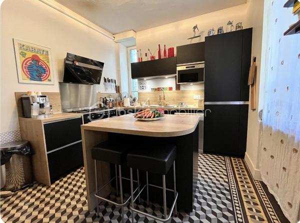 Sur un terrain boisé de 3000 mètres, sans vis-à-vis, cette maison de 1901 se dresse dans la partie haute, avec une magnifique verrière d'époque sur les deux étages, véritable poumon lumineux de la maison.
L'entrée se fait dans la verrière et dès ce moment vous êtes saisi par l'ambiance chaleureuse de cette maison, grâce à une alliance parfaite entre l'ancien et le moderne.
La salle à manger arrive ensuite au centre de la maison avec son joli carrelage d'origine en carreaux de ciment dans les tons de bleu. Les autres pièces du rez-de-chaussée s'articulent autour de cette pièce de vie :
A sa gauche, avec une jolie fenêtre arrondie, une belle pièce, salon lecture et TV qui peut être transformée en chambre.
Juste derrière, un espace WC séparé, puis salle de douche, et ensuite la grande cuisine refaite récemment et très fonctionnelle. Elle ouvre sur l'arrière de la maison pour accéder à la terrasse ombragée.
A droite de la salle à manger, avec une grande ouverture, un salon traversant qui totalise toute la partie droite de la maison au rez-de-chaussée. Ses deux fenêtres, son joli plancher et sa cheminée en font un endroit idéal pour s'installer avec ses amis autour d'un apéritif.
Nous passons maintenant à l'étage, l'escalier nous amène à l'entrée d'une grande pièce centrale au plancher blanc qui dessert, une salle lumineuse dans la véranda, 4 grandes chambres, une salle de bain et des WC séparés.
Au dessus des combles non aménagés.
Au sous sol, un espace de 100 m2, comprenant chaufferie, grande lingerie et cave à vins.
Sur la partie basse du terrain un portail pour accéder en voiture et un garage double.
L'ensemble est chauffé de façon économique et éco-responsable par une pompe à chaleur.
Le DPE est en D et les fenêtres en PVC sont en double vitrage.
La taxe foncière est de 3000€/an.
Un ensemble immobilier incroyable qualifié souvent de "château" et qui est une Maison de Maître du siècle dernier !
