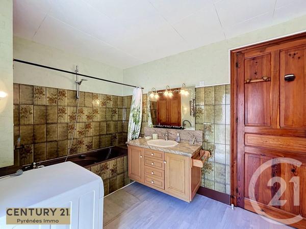 Appartement T5 à vendre  5 pièces - 97 m 2   BAGNERES DE LUCHON  - 31