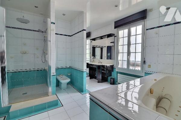 NOTAIRE VEND –  HÔTEL PARTICULIER AVEC JARDIN , PISCINE & MAISON DE GARDIEN