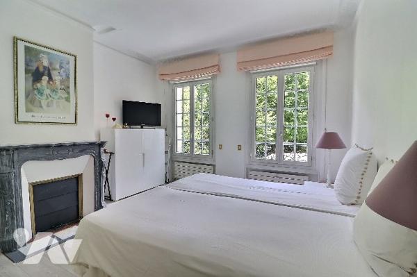 NOTAIRE VEND –  HÔTEL PARTICULIER AVEC JARDIN , PISCINE & MAISON DE GARDIEN