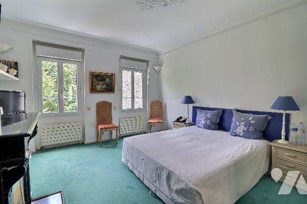 NOTAIRE VEND –  HÔTEL PARTICULIER AVEC JARDIN , PISCINE & MAISON DE GARDIEN