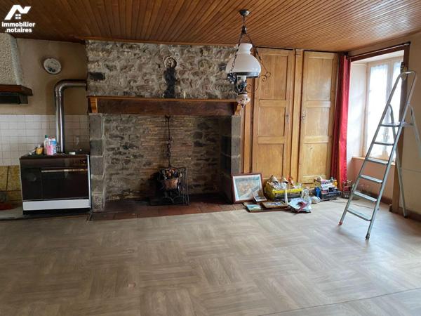 A VENDRE, à MAURIAC (Cantal), maison de bourg comprenant :
- au rez-de-chaussée indépendant, i...