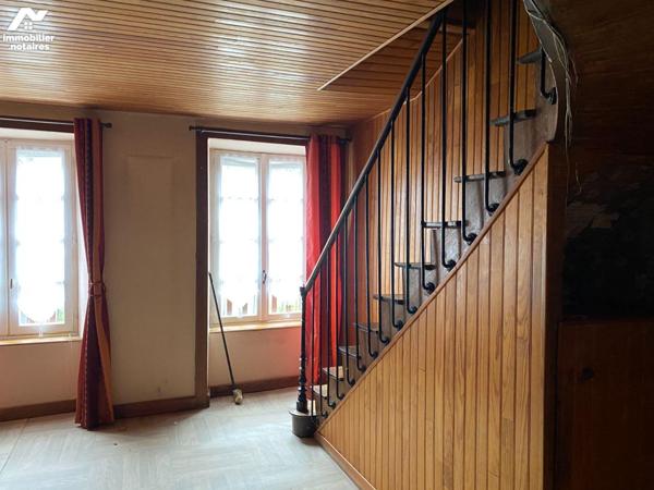 A VENDRE, à MAURIAC (Cantal), maison de bourg comprenant :
- au rez-de-chaussée indépendant, i...