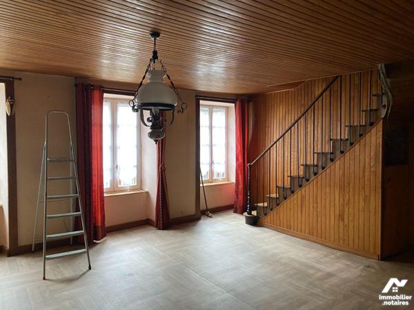A VENDRE, à MAURIAC (Cantal), maison de bourg comprenant :
- au rez-de-chaussée indépendant, i...