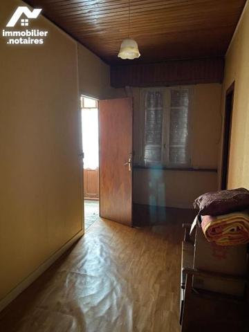 A VENDRE, à MAURIAC (Cantal), maison de bourg comprenant :
- au rez-de-chaussée indépendant, i...