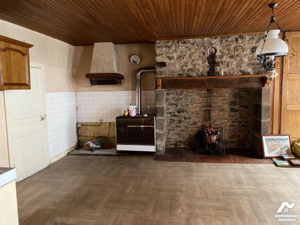 A VENDRE, à MAURIAC (Cantal), maison de bourg comprenant :
- au rez-de-chaussée indépendant, i...
