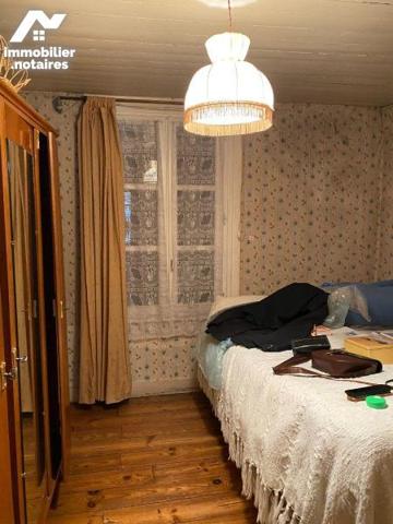 A VENDRE, à MAURIAC (Cantal), maison de bourg comprenant :
- au rez-de-chaussée indépendant, i...