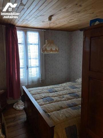 A VENDRE, à MAURIAC (Cantal), maison de bourg comprenant :
- au rez-de-chaussée indépendant, i...