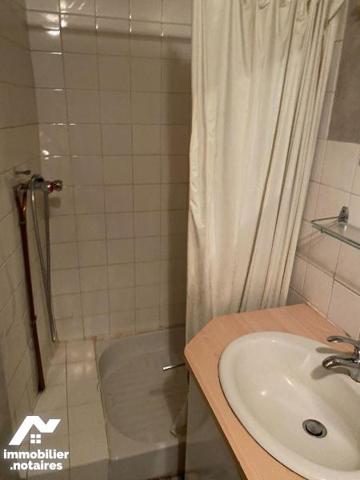 A VENDRE, à MAURIAC (Cantal), maison de bourg comprenant :
- au rez-de-chaussée indépendant, i...