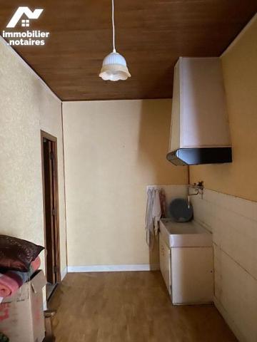 A VENDRE, à MAURIAC (Cantal), maison de bourg comprenant :
- au rez-de-chaussée indépendant, i...