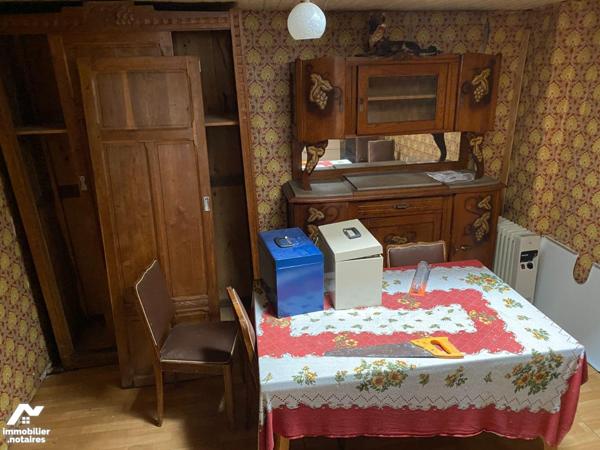 A VENDRE, à MAURIAC (Cantal), maison de bourg comprenant :
- au rez-de-chaussée indépendant, i...
