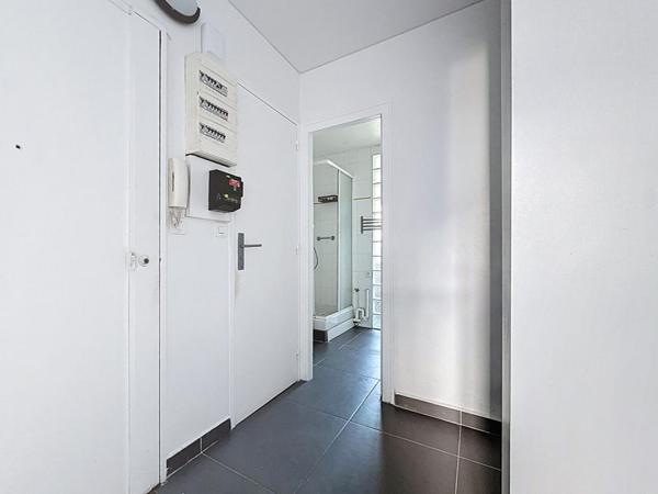 Appartement  3 pièces  METRO 7 LOUIS  ARAGON