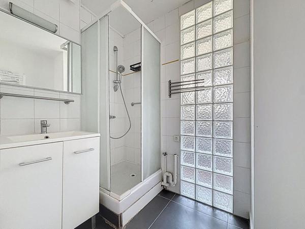 Appartement  3 pièces  METRO 7 LOUIS  ARAGON