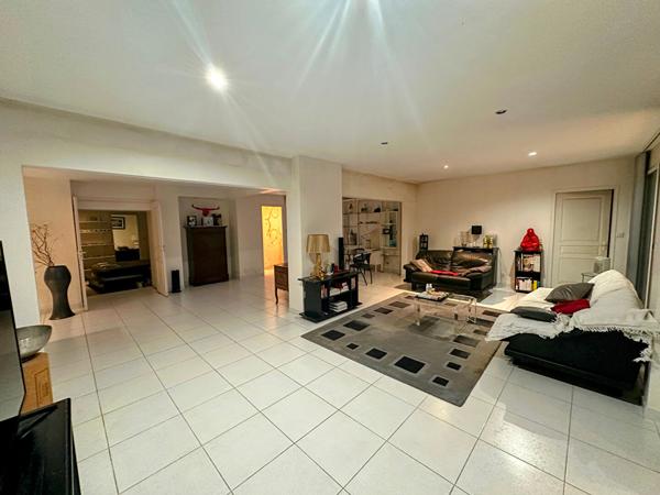 Maison de plain-pied à vendre. Grand séjour 100 m², 3 chambres, 2 garages