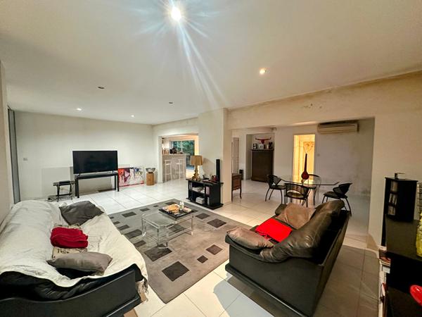 Maison de plain-pied à vendre. Grand séjour 100 m², 3 chambres, 2 garages