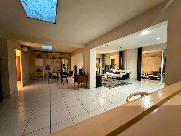 Maison de plain-pied à vendre. Grand séjour 100 m², 3 chambres, 2 garages