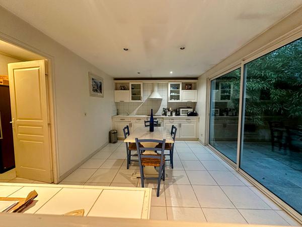 Maison de plain-pied à vendre. Grand séjour 100 m², 3 chambres, 2 garages