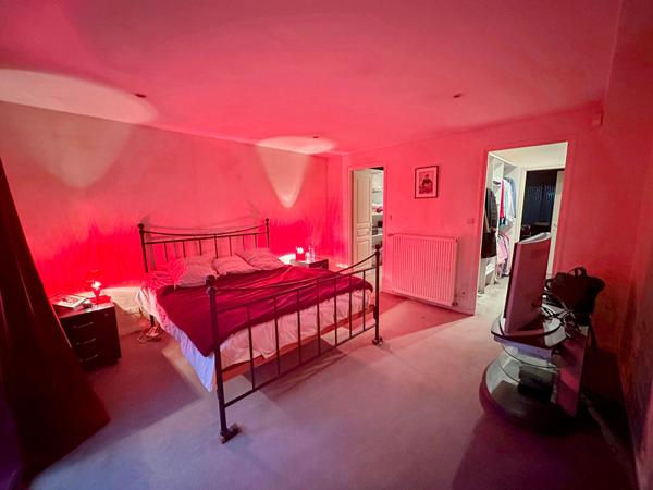 Maison de plain-pied à vendre. Grand séjour 100 m², 3 chambres, 2 garages