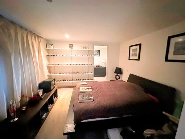 Maison de plain-pied à vendre. Grand séjour 100 m², 3 chambres, 2 garages