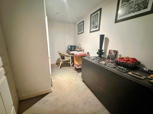 Maison de plain-pied à vendre. Grand séjour 100 m², 3 chambres, 2 garages