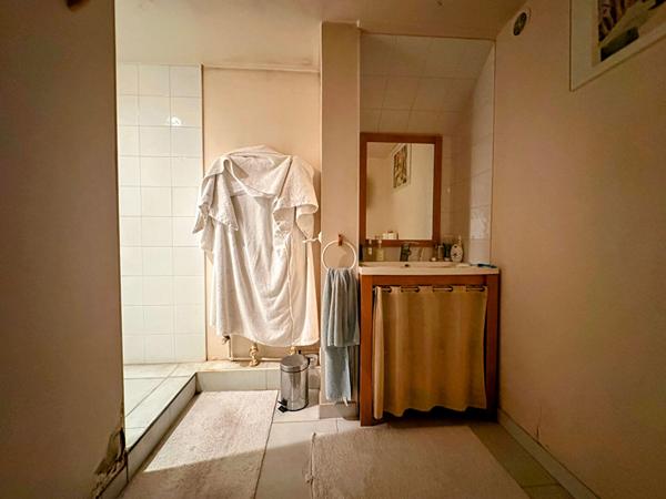 Maison de plain-pied à vendre. Grand séjour 100 m², 3 chambres, 2 garages