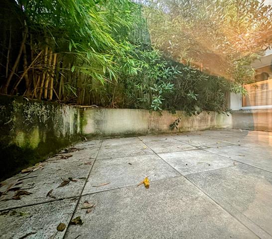 Maison de plain-pied à vendre. Grand séjour 100 m², 3 chambres, 2 garages