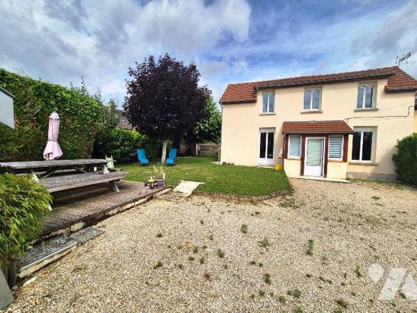 Secteur privilégié à Saint-Julien-les-Villas, venez découvrir cette maison rénovée. Dans un qua...