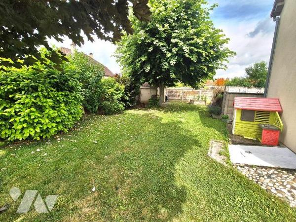 Secteur privilégié à Saint-Julien-les-Villas, venez découvrir cette maison rénovée. Dans un qua...