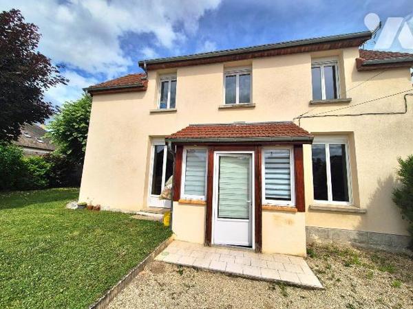 Secteur privilégié à Saint-Julien-les-Villas, venez découvrir cette maison rénovée. Dans un qua...