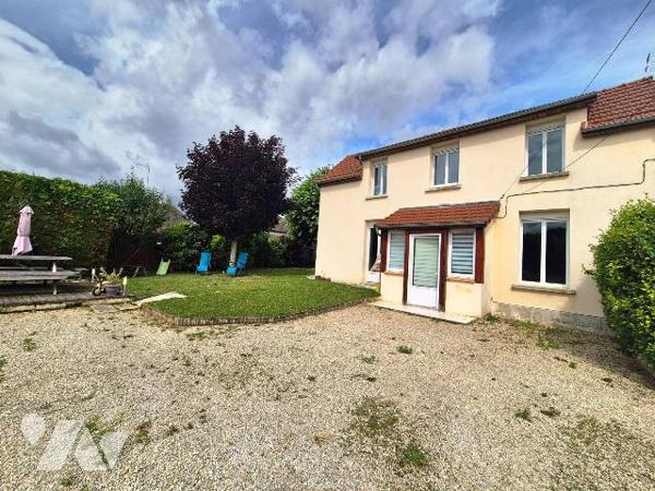 Secteur privilégié à Saint-Julien-les-Villas, venez découvrir cette maison rénovée. Dans un qua...