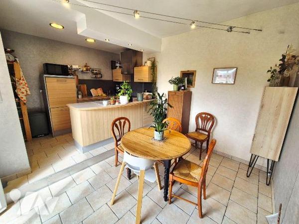 Secteur privilégié à Saint-Julien-les-Villas, venez découvrir cette maison rénovée. Dans un qua...