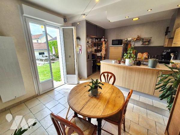 Secteur privilégié à Saint-Julien-les-Villas, venez découvrir cette maison rénovée. Dans un qua...