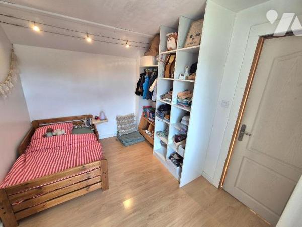 Secteur privilégié à Saint-Julien-les-Villas, venez découvrir cette maison rénovée. Dans un qua...