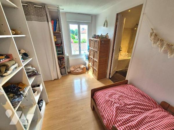 Secteur privilégié à Saint-Julien-les-Villas, venez découvrir cette maison rénovée. Dans un qua...