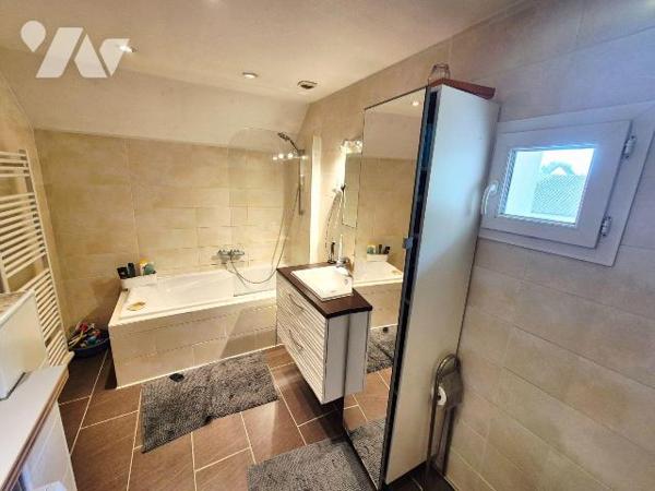 Secteur privilégié à Saint-Julien-les-Villas, venez découvrir cette maison rénovée. Dans un qua...