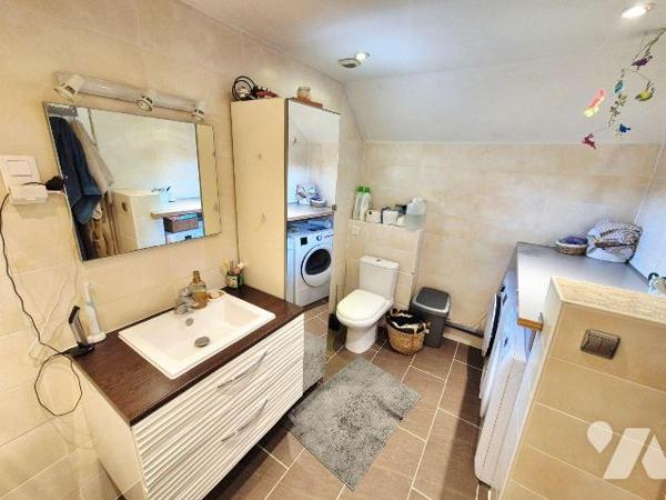 Secteur privilégié à Saint-Julien-les-Villas, venez découvrir cette maison rénovée. Dans un qua...