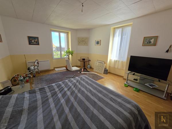 Maison
                                                                                                                                                                                                                                                                                                                        6 pièce(s)                                                                                                                                                                                                          4 chambre(s)                                                                                                                                                                                                          149  m²